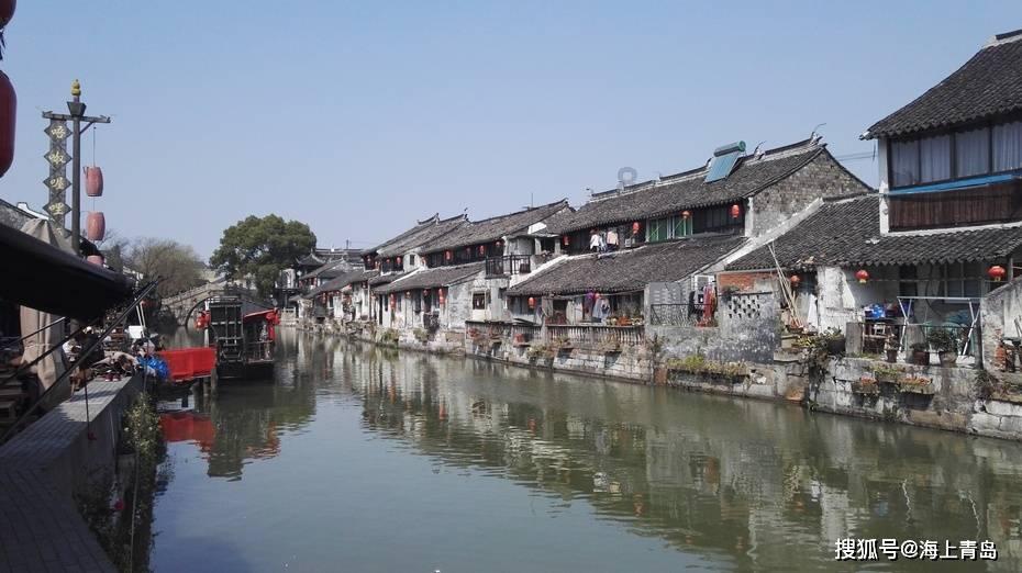 居民楼顶养鸽子气味太重！执法人员耐心劝诫并清理现场